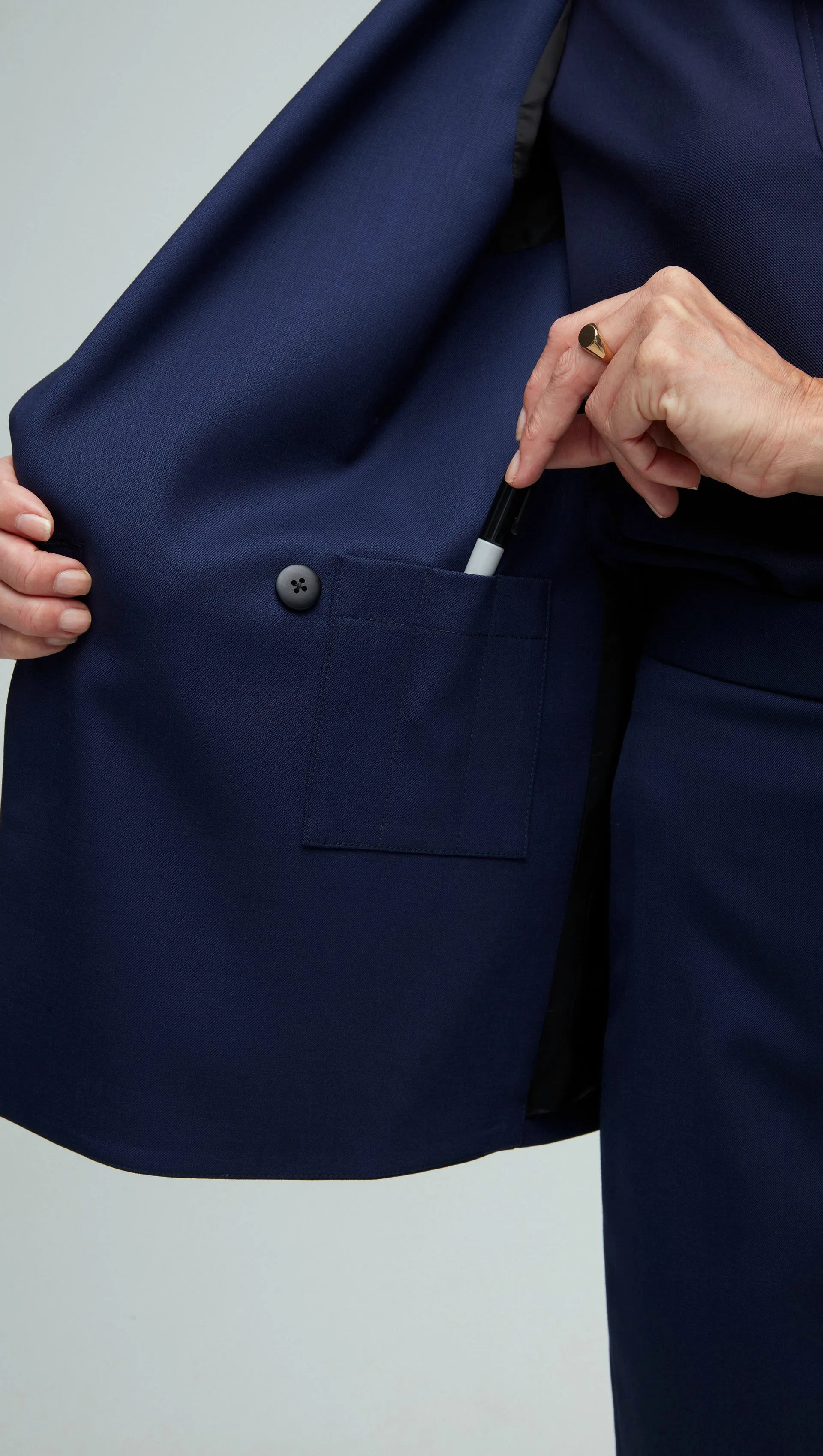 Peak Lapel Blazer in Seasonless Wool | Navy