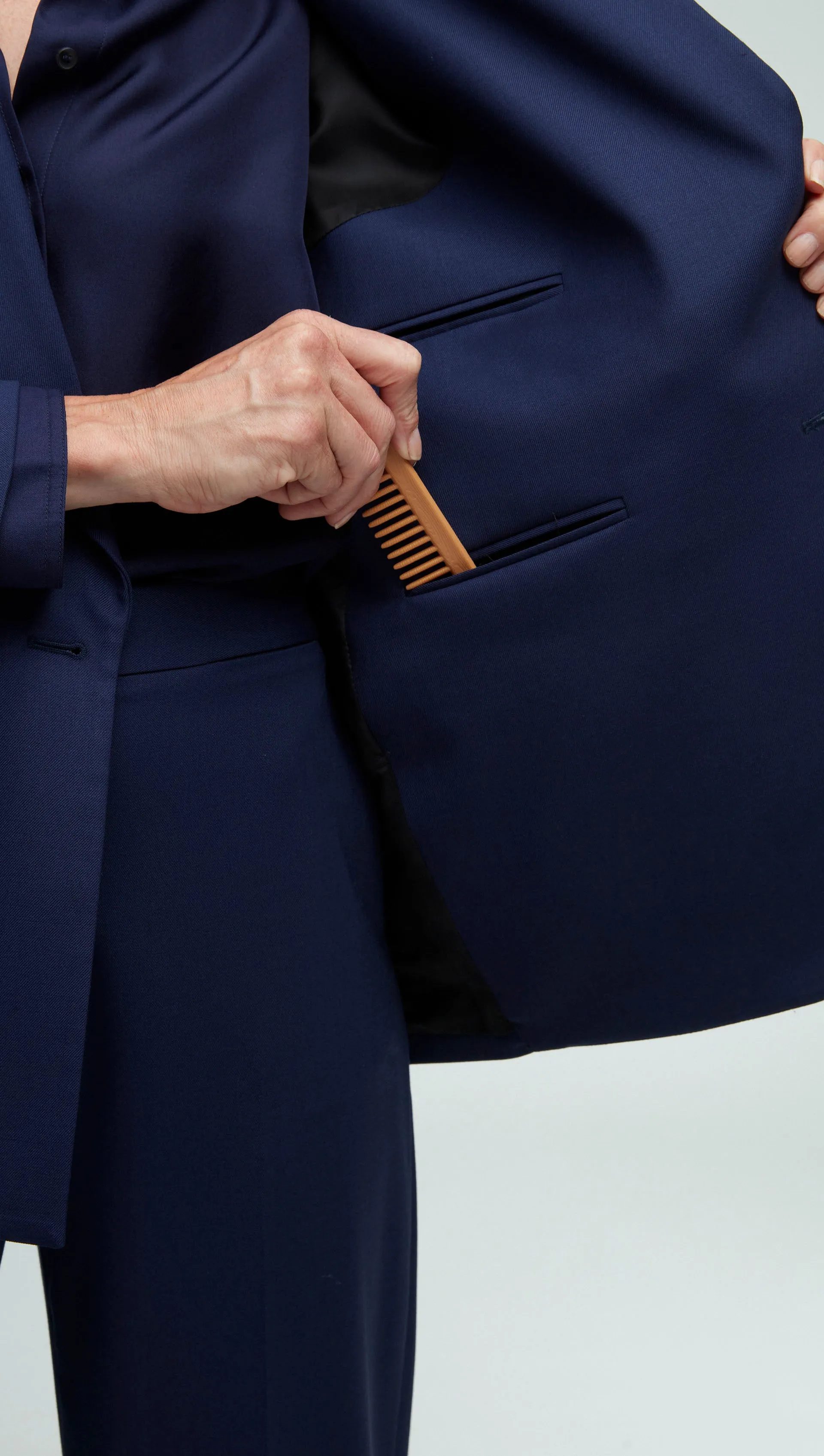 Peak Lapel Blazer in Seasonless Wool | Navy